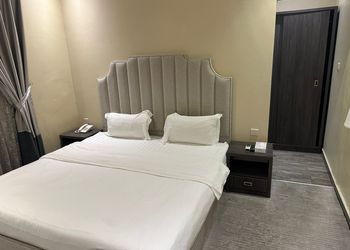 استديو بسرير ماستر وأثاث مريح 