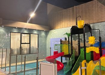 شالية بمجالس ومسبح العاب مائية 