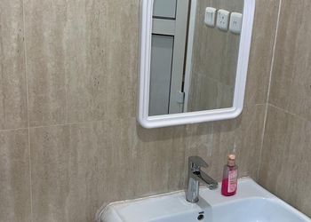 استديو بأثاث مريح وبسيط 