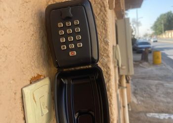 شقة بصالة جلوس وغرفتين نوم 