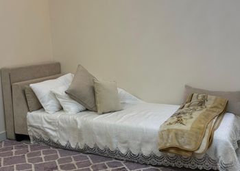 شقة بصالة وثلاث غرف نوم