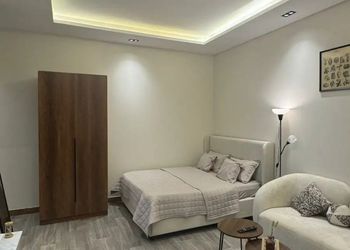 استديو بأثاث مريح وبسيط 