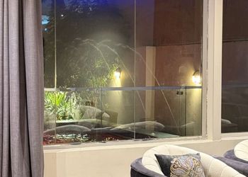 شاليه بمسطح اخضر وجلسة خارجية