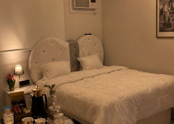 استديو بأثاث مريح وبسيط 