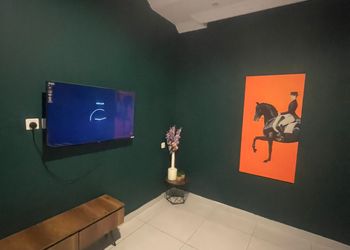 استديو بأثاث مريح وبسيط 