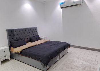 شاليه بمسطح اخضر وجلسة خارجية