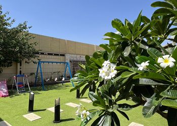 شاليه بجلسة خارجية ومسطح اخضر