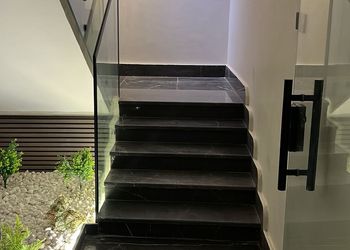 استديو بأثاث مريح وبسيط 