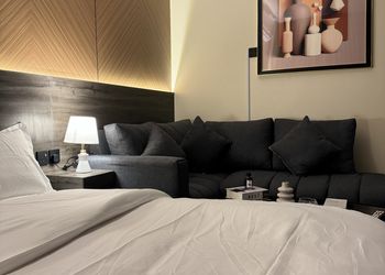 استديو بسرير ماستر وجلسة مريحة 