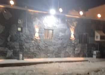 استراحة بجلسة خارجية وألعاب أطفال