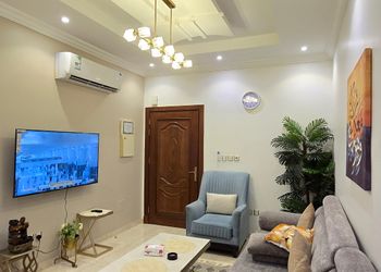 شقة واسعة بصالة وغرفة نوم ومطبخ 