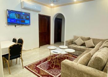 شقة بصالة واربع غرف نوم