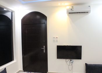 شاليه بمسطح اخضر وجلسة خارجية