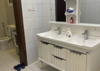 شقة بغرفتين نوم وأثاث مريح