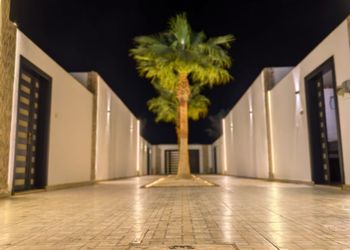 شاليه بجلسة خارجية ومسطح اخضر