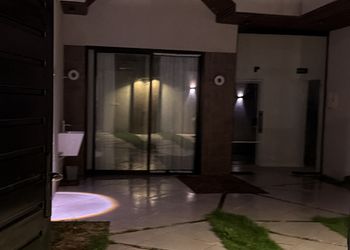 شاليه بمسبح خارجي وغرفة نوم 