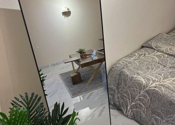 استديو بأثاث مريح وبسيط 