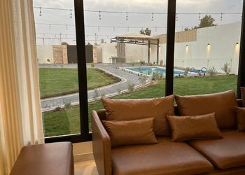 شاليه بمسطح اخضر ومسبح 