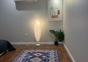 شقة مودرن بصالة وغرفة نوم 