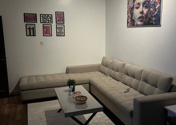 استديو بأثاث مريح وبسيط 