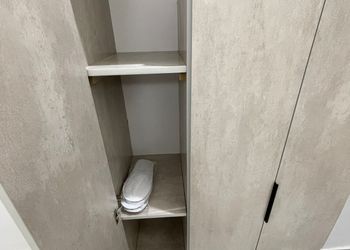 استديو هادئ بأثاث مريح