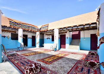 مخيم بجلسة خارجية ومسطح اخضر
