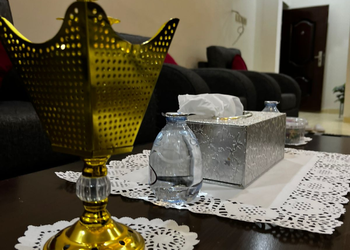 شقة واسعة بصالة وثلاث غرف نوم 