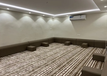 استراحه بمسطحات خضراء وغرف نوم