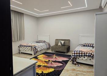 استديو بسريرين مفردة و أثاث مريح