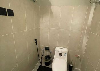شقة بصالة وغرفة نوم وبأثاث بسيط