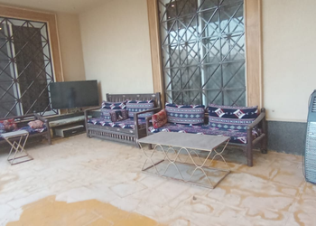 شاليه بمسطح اخضر وجلسة خارجية