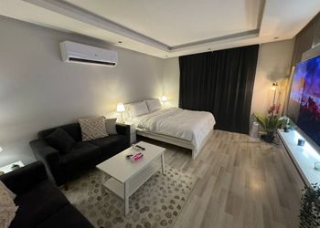 استديو بسرير ماستر وجلسة جانبية 