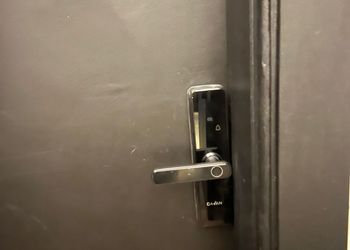 شقة بصالة مريحة ودخول ذاتي 