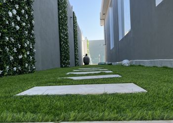 شاليه بصالة مطلة على المسبح 