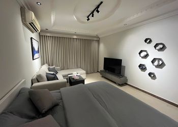 استديو بسرير ماستر وأثاث مريح 