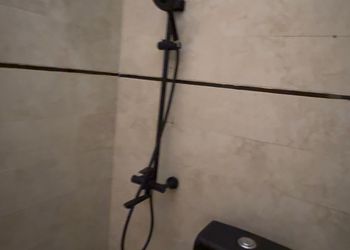 شقة بغرفة معيشة وغرفة نوم