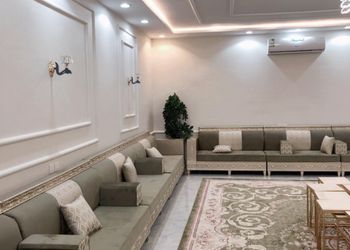 شاليه بمسبح خارجي ومسطح اخضر