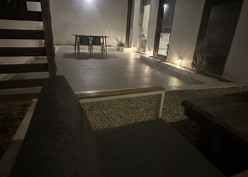 شاليه بغرفة جلوس ومسبح داخلي 