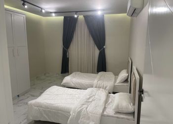شاليه بمسطح اخضر ومسبح 