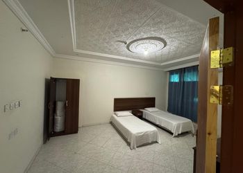 شقة بصالة وثلاث غرف نوم