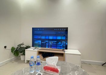 استديو بأثاث مريح وبسيط 