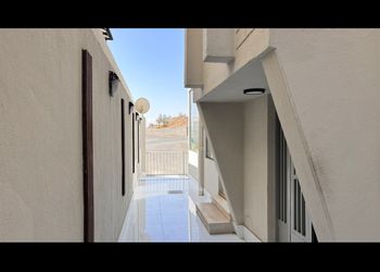 شقة بصالة مريحة ودخول ذاتي 