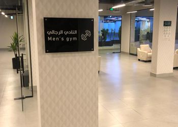 شقة بثلاث غرف نوم وصالة مريحة 