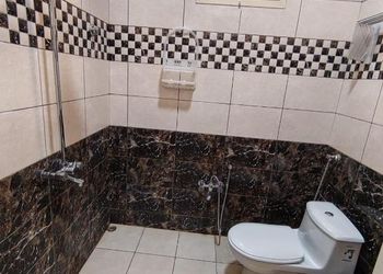 شقة بغرفة معيشة وغرفتين نوم 