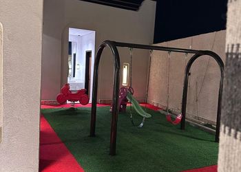 شاليه بمجلسين وألعاب اطفال 