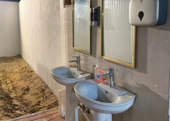 استراحة بجلسة خارجية وألعاب أطفال 