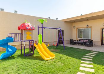 شاليه بألعاب أطفال وجلسة خارجية