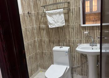 استديو بأثاث مريح وبسيط 