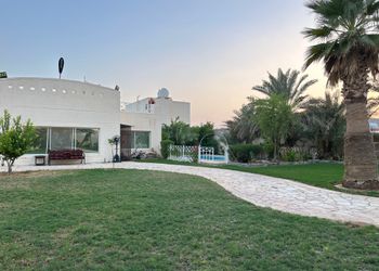 منتجع بمسبح ومسطح اخضر