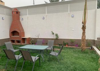 شاليه بمسطح اخضر و مسبح